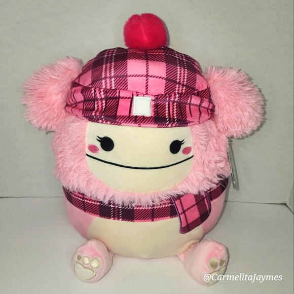 🎄 BRINA 🐾Pink Bigfoot w/Plaid Hat & Scarf Christmas 2023 Original Squishmallow - Picture 2 of 9